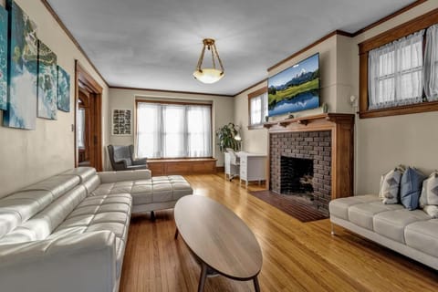 Spacious Niagara Falls Air Conditioning Parking Steam Shower House in Niagara Falls