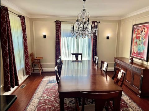 Big Historic Home Air Conditioning Parking House in Niagara Falls