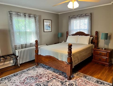 Big Historic Home Air Conditioning Parking House in Niagara Falls