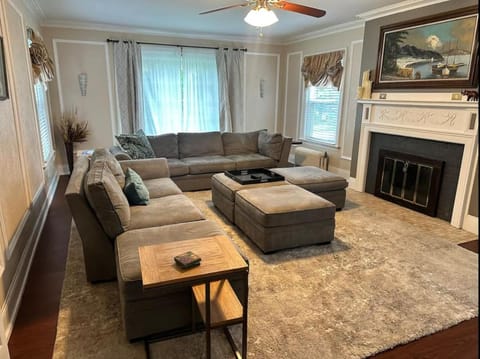 Big Historic Home Air Conditioning Parking House in Niagara Falls