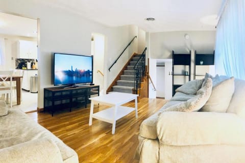 Niagara Falls Quiet Neighborhood Air Conditioning Parking House in Niagara Falls