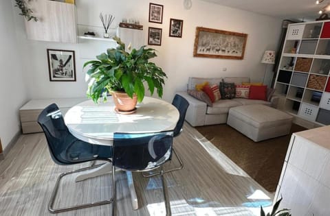 Living room, Seating area, Dining area