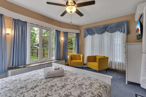 Close to the Falls Big Historic Home Air Conditioning Parking House in Niagara Falls