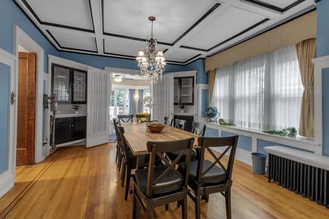 Close to the Falls Big Historic Home Air Conditioning Parking House in Niagara Falls