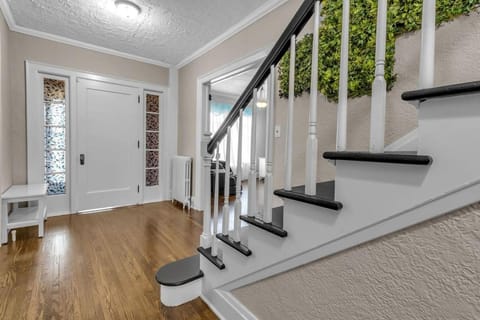 New Close to Falls Beautiful Spacious Parking Air Conditioning House in Niagara Falls