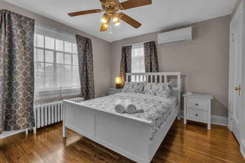 New Close to Falls Beautiful Spacious Parking Air Conditioning House in Niagara Falls