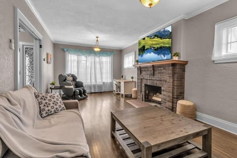 New Close to Falls Beautiful Spacious Parking Air Conditioning House in Niagara Falls