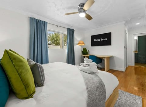 Sleeps 12 Heated Pool Pickleball Hot Tub Fire Pit House in Largo