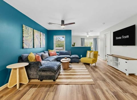 Sleeps 12 Heated Pool Pickleball Hot Tub Fire Pit House in Largo