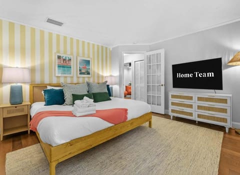 Sleeps 12 Heated Pool Pickleball Hot Tub Fire Pit House in Largo