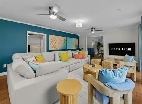 Sleeps 12 Heated Pool Pickleball Hot Tub Fire Pit House in Largo