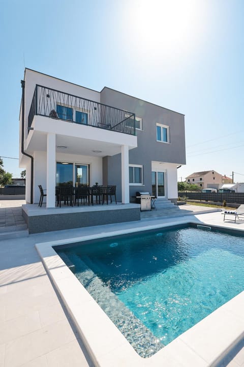 Property building, Day, Pool view, Swimming pool, sunbed