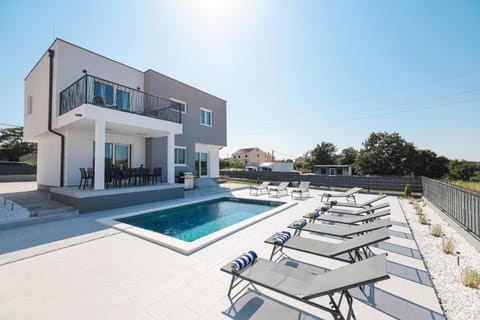 Property building, Patio, Day, Swimming pool, sunbed