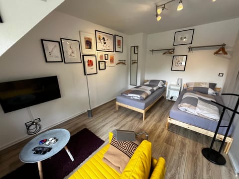 Communal lounge/ TV room, Bed, TV and multimedia, Living room, Photo of the whole room, Seating area, Evening entertainment, Bedroom