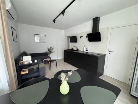 TV and multimedia, Kitchen or kitchenette, Living room, Seating area