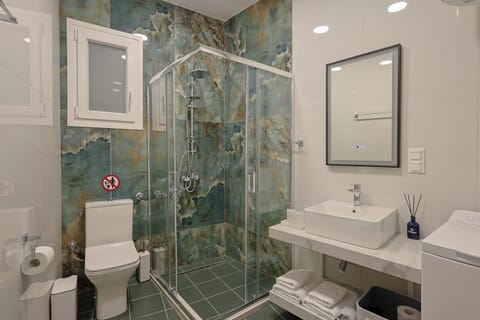 Shower, Toilet, Bathroom, towels