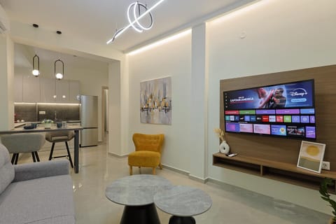 TV and multimedia, Kitchen or kitchenette, Living room, Seating area