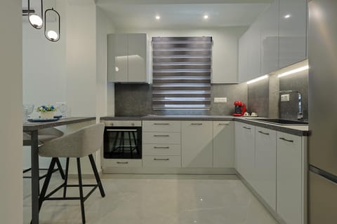 Kitchen or kitchenette, Dining area, oven, stove