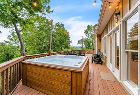 The Retreat at Wildwood - Hot Tub Theater & Deck House in Alabama