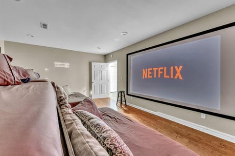 The Retreat at Wildwood - Hot Tub Theater & Deck House in Alabama