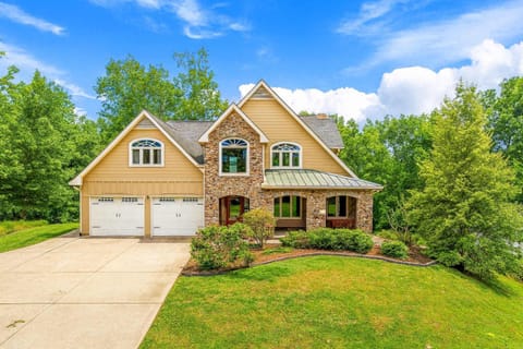 The Retreat at Wildwood - Hot Tub Theater & Deck House in Alabama