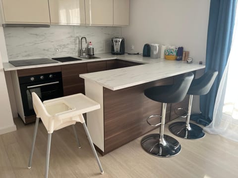 Coffee/tea facilities, Kitchen or kitchenette, Dining area, stove, toaster