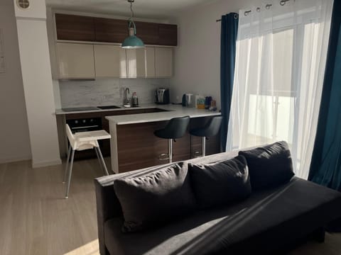 Coffee/tea facilities, Kitchen or kitchenette, Dining area, stove, toaster