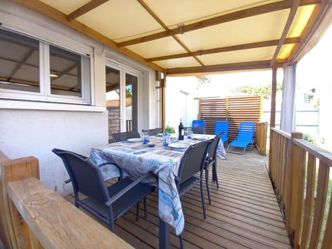 Patio, Day, Dining area
