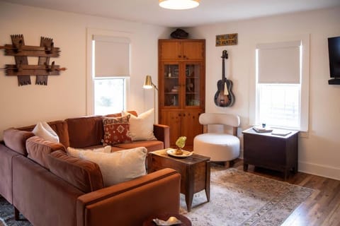 Leipers Fork Village Bungalow with Hot Tub & Firepit House in Tennessee