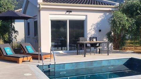 Property building, Pool view, Swimming pool, sunbed