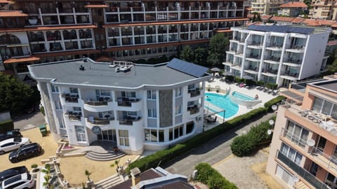 Property building, Day, Swimming pool, Parking