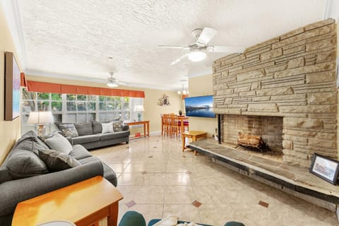 TV and multimedia, Living room, Seating area, fireplace