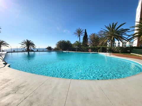 Day, Swimming pool