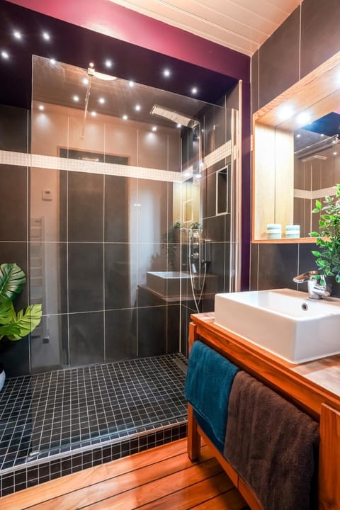 Shower, Bathroom, towels