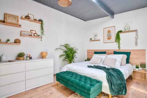 Bed, Photo of the whole room, Bedroom