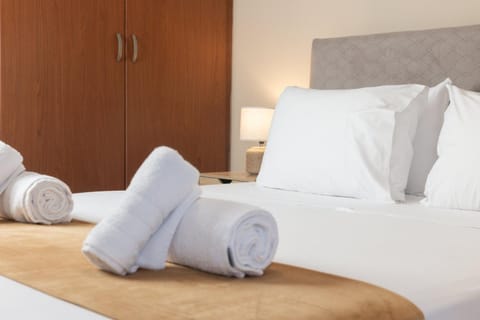 Bed, Bedroom, towels