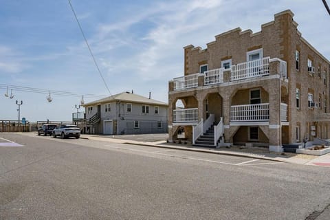 Property building, Day, Neighbourhood, Street view, Location, Parking