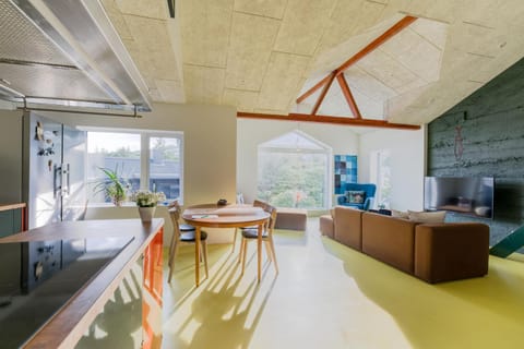 TV and multimedia, Living room, Seating area, Dining area