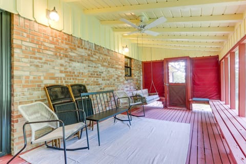 1 Mi to University of Arkansas Home with Large Yard House in Fayetteville