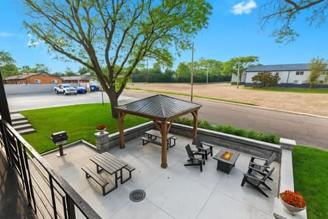 Cozy 1BR Retreat with King Bed in Royal Oak Apartment in Royal Oak