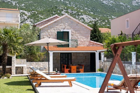 Property building, Patio, Spring, Day, Natural landscape, Garden, Garden view, Mountain view, Pool view, Swimming pool, sunbed