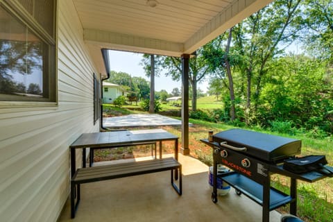 1 Mi to Lake Hartwell Updated Retreat with Patio! House in Lake Hartwell
