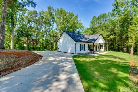 1 Mi to Lake Hartwell Updated Retreat with Patio! House in Lake Hartwell