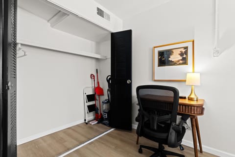 Stylish 1BR Upper Flat in the Heart of Royal Oak Apartment in Royal Oak