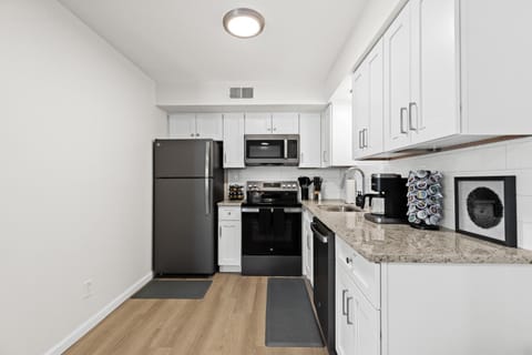Stylish 1BR Upper Flat in the Heart of Royal Oak Apartment in Royal Oak