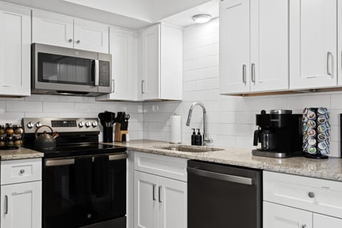 Stylish 1BR Upper Flat in the Heart of Royal Oak Apartment in Royal Oak