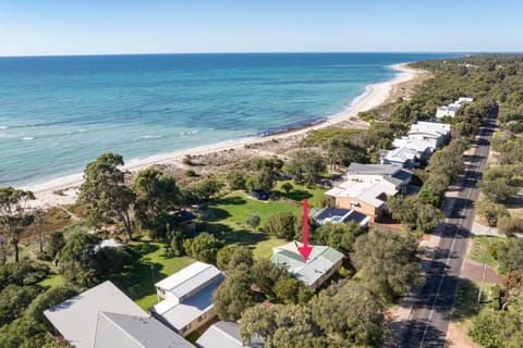 Property building, Day, Neighbourhood, Beach, Sea view