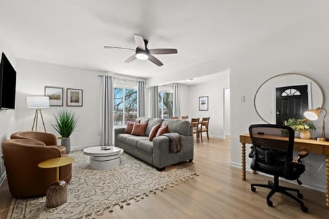 Charming 1BR Upper-Flat Unit in Royal Oak Apartment in Royal Oak