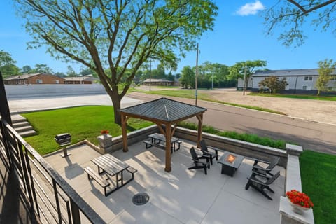 Renovated 1BR Upper Flat Modern King Suite Apartment in Royal Oak