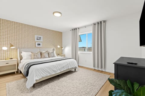 Renovated 1BR Upper Flat Modern King Suite Apartment in Royal Oak